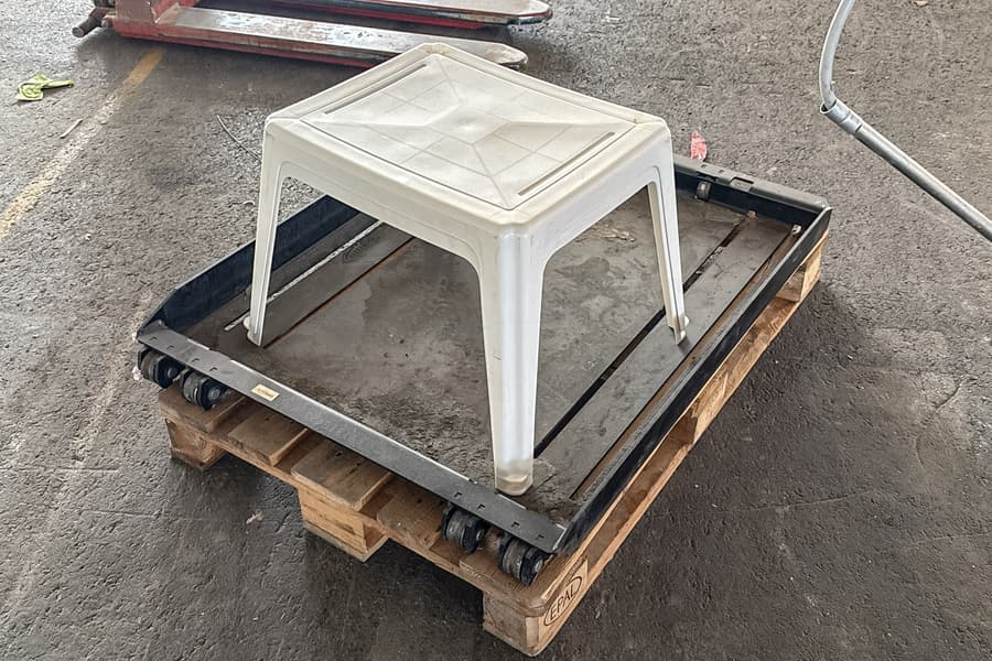2 Beistelltische und Transportwagen